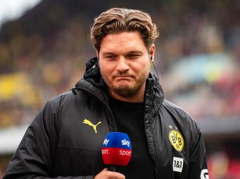 Dortmunds Trainer Edin Terzic gibt vor einer Partie ein TV-Interview. Dortmunds Trainer Edin Terzic gibt vor einer Partie ein TV-Interview.