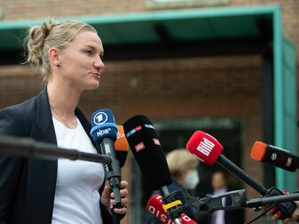 Nationalspielerin Alexandra Popp gibt ein Interview. Nationalspielerin Alexandra Popp gibt ein Interview.