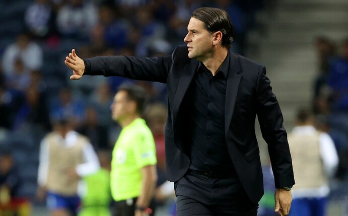 Bayer-Trainer Gerardo Seoane gestikuliert an der Seitenlinie.