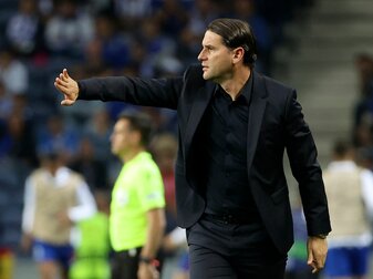 Bayer-Trainer Gerardo Seoane gestikuliert an der Seitenlinie. Bayer-Trainer Gerardo Seoane gestikuliert an der Seitenlinie.