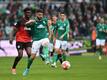 Werders Nicolai Rapp (r) behauptet im Zweikampf den Ball.