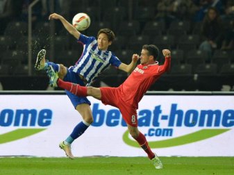 Herthas Genki Haraguchi (l) und Hannovers Manuel Schmiedebach im Zweikampf. Foto: Wolfram Kastl Herthas Genki Haraguchi (l) und Hannovers Manuel Schmiedebach im Zweikampf. Foto: Wolfram Kastl