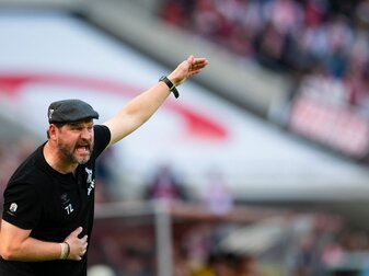Kölns Trainer Steffen Baumgart gestikuliert an der Seitenlinie. Kölns Trainer Steffen Baumgart gestikuliert an der Seitenlinie.