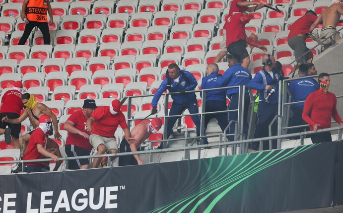 Französische Sicherheitskräfte gehen gegen Fans auf der Tribüne vor.