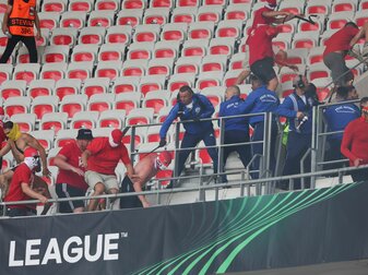 Französische Sicherheitskräfte gehen gegen Fans auf der Tribüne vor. Französische Sicherheitskräfte gehen gegen Fans auf der Tribüne vor.
