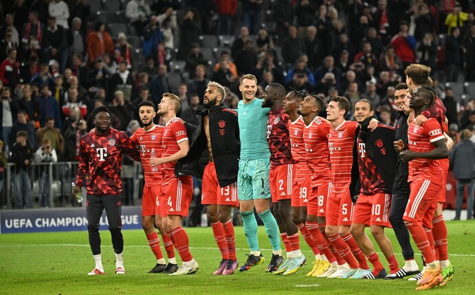 Bayern Münchens Spieler feiern vor dem Fanblock nach der Partie gegen Viktoria Pilsen.