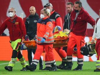 Leipzigs Torwart Peter Gulacsi wird verletzt vom Platz getragen. Leipzigs Torwart Peter Gulacsi wird verletzt vom Platz getragen.