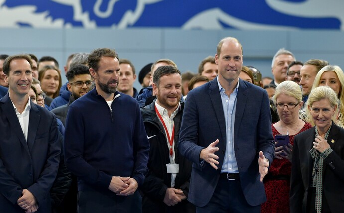 Prinz William (r) hat sich mit Englands Coach Gareth Southgate (l) getroffen.