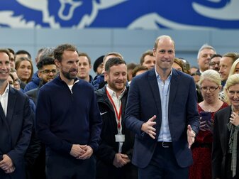 Prinz William (r) hat sich mit Englands Coach Gareth Southgate (l) getroffen. Prinz William (r) hat sich mit Englands Coach Gareth Southgate (l) getroffen.