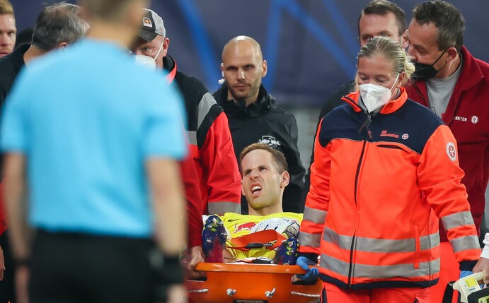 Leipzigs Torwart Peter Gulacsi wird verletzt vom Platz getragen.