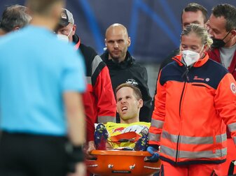 Leipzigs Torwart Peter Gulacsi wird verletzt vom Platz getragen. Leipzigs Torwart Peter Gulacsi wird verletzt vom Platz getragen.