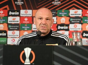 Unions Co-Trainer Markus Hoffmann spricht während der Pressekonferenz zu den Medienvertretern. Unions Co-Trainer Markus Hoffmann spricht während der Pressekonferenz zu den Medienvertretern.