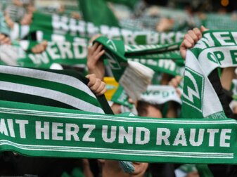 Werder Fans singen vor Spielbeginn die Vereinshymne. Werder Fans singen vor Spielbeginn die Vereinshymne.