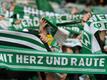 Werder Fans singen vor Spielbeginn die Vereinshymne.