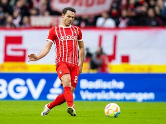 Freiburgs Nicolas Höfler passt den Ball zu einem Mitspieler.