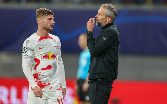 Leipzigs Timo Werner und Trainer Marco Rose unterhalten sich während einer Spielunterbrechung.