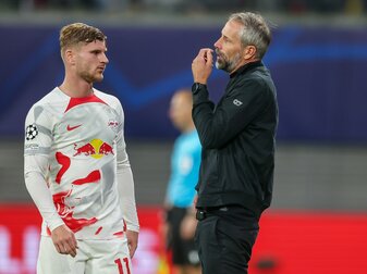 Leipzigs Timo Werner und Trainer Marco Rose unterhalten sich während einer Spielunterbrechung. Leipzigs Timo Werner und Trainer Marco Rose unterhalten sich während einer Spielunterbrechung.