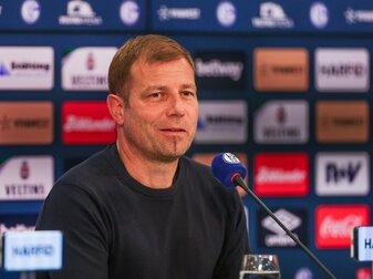 Schalkes Cheftrainer Frank Kramer spricht bei der Pressekonferenz vor dem neunten Bundesliga-Spieltag.