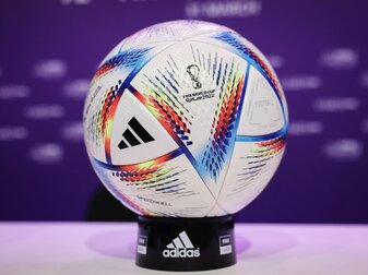 Der offizielle Spielball „Al Rihla“ („die Reise“ in arabischer Sprache) für die Fußball-WM 2022 in Katar. Der offizielle Spielball „Al Rihla“ („die Reise“ in arabischer Sprache) für die Fußball-WM 2022 in Katar.