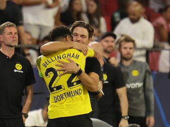 Dortmunds Trainer Edin Terzic umarmt seinen Torschützen Jude Bellingham. Dortmunds Trainer Edin Terzic umarmt seinen Torschützen Jude Bellingham.