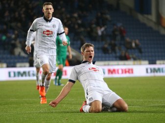 Bielefeld gewinnt in Sandhausen mit 4:1 (Quelle: SID-IMAGES/FIRO) Bielefeld gewinnt in Sandhausen mit 4:1 (Quelle: SID-IMAGES/FIRO)