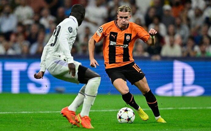 Mykhaylo Mudryk (r.) im 1-gegen-1 mit Ferland Mendy (Foto: Javier Soriano/gettyimages)