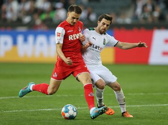Tim Lemperle (li.) vom 1.FC Köln und Gladbachs Jonas Hofmann lieferten sich im letzten Rheinderby ein umkämpftes Duell (Foto: Martin Rose/Getty Images) Tim Lemperle (li.) vom 1.FC Köln und Gladbachs Jonas Hofmann lieferten sich im letzten Rheinderby ein umkämpftes Duell (Foto: Martin Rose/Getty Images)