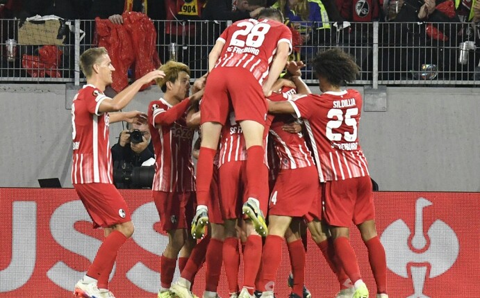 Achtelfinale fest im Blick: Freiburg schlägt Nantes