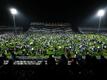 Das Spiel wurde unterbrochen, nachdem die Polizei vor dem Stadion Tränengas eingesetzt hatte, das in das Innere des Stadions eindrang und sowohl die Spieler als auch die Fans traf.