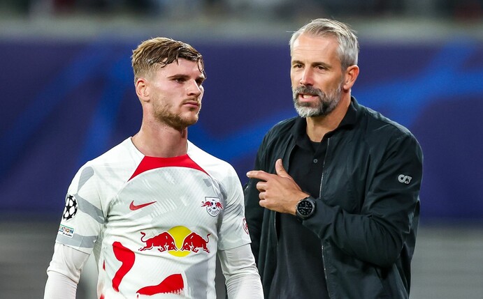 Leipzigs Timo Werner und Trainer Marco Rose unterhalten sich während einer Spielunterbrechung.