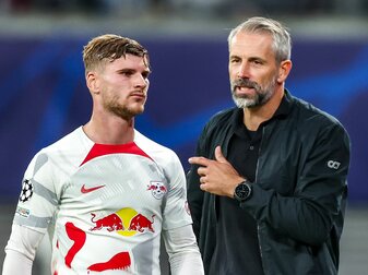 Leipzigs Timo Werner und Trainer Marco Rose unterhalten sich während einer Spielunterbrechung. Leipzigs Timo Werner und Trainer Marco Rose unterhalten sich während einer Spielunterbrechung.