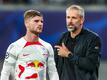 Leipzigs Timo Werner und Trainer Marco Rose unterhalten sich während einer Spielunterbrechung.