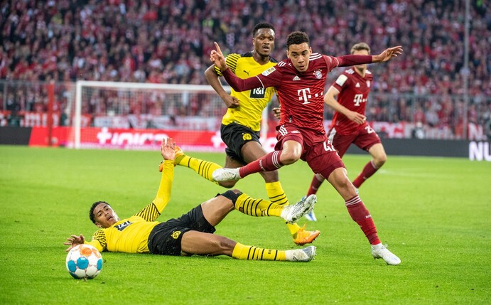 Bayerns Jamal Musiala (r) im Zweikampf mit Dortmunds Jude Bellingham.