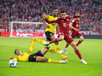 Bayerns Jamal Musiala (r) im Zweikampf mit Dortmunds Jude Bellingham. Bayerns Jamal Musiala (r) im Zweikampf mit Dortmunds Jude Bellingham.
