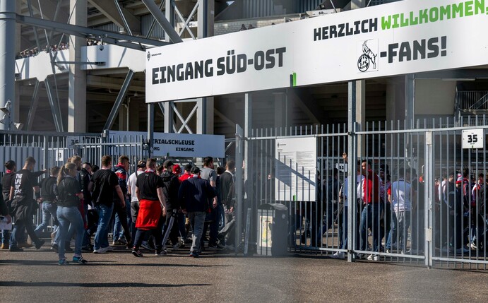 Kölner Fans betreten vor einer Auswärtspartie den Borussia-Park.