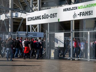 Kölner Fans betreten vor einer Auswärtspartie den Borussia-Park. Kölner Fans betreten vor einer Auswärtspartie den Borussia-Park.