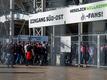 Kölner Fans betreten vor einer Auswärtspartie den Borussia-Park.