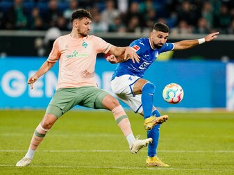 Bremens Milos Veljkovic (l) und Hoffenheims Munas Dabbur kämpfen um den Ball.