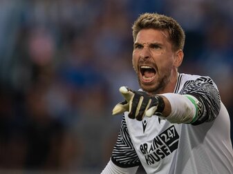 Torwart Ron-Robert Zieler fühlt sich bei Hannover wohl. Torwart Ron-Robert Zieler fühlt sich bei Hannover wohl.
