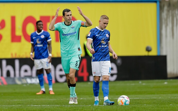 Ron Schallenberg (l) brachte Paderborn in Rostock in Führung.