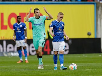 Ron Schallenberg (l) brachte Paderborn in Rostock in Führung. Ron Schallenberg (l) brachte Paderborn in Rostock in Führung.