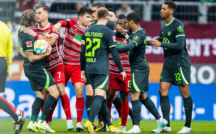 Während des Spiels des FC Augsburg gegen den VfL Wolfsburg gab es eine kleine Rangelei.
