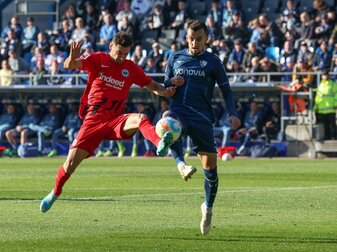 Bochums Erhan Masovic (r) im Kampf um den Ball mit Frankfurts Lucas Alario. Bochums Erhan Masovic (r) im Kampf um den Ball mit Frankfurts Lucas Alario.