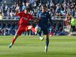 Bochums Erhan Masovic (r) im Kampf um den Ball mit Frankfurts Lucas Alario.