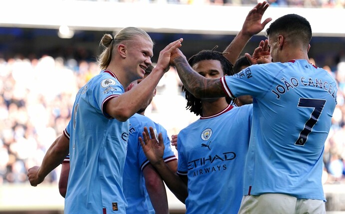 Traf erneut für Manchester City: Erling Haaland (l).