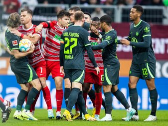 Während des Spiels des FC Augsburg gegen den VfL Wolfsburg gab es eine kleine Rangelei. Während des Spiels des FC Augsburg gegen den VfL Wolfsburg gab es eine kleine Rangelei.
