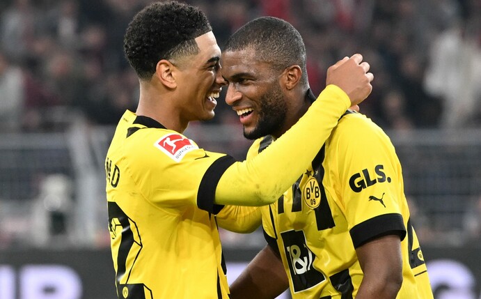 Dortmunds Jude Bellingham (l) gratuliert Anthony Modeste zum späten Ausgleich gegen die Bayern.