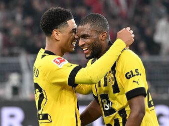 Dortmunds Jude Bellingham (l) gratuliert Anthony Modeste zum späten Ausgleich gegen die Bayern. Dortmunds Jude Bellingham (l) gratuliert Anthony Modeste zum späten Ausgleich gegen die Bayern.
