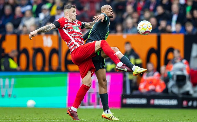 Augsburgs Jeffrey Gouweleeuw (l) hat Referee Daniel Siebert stark kritisiert.