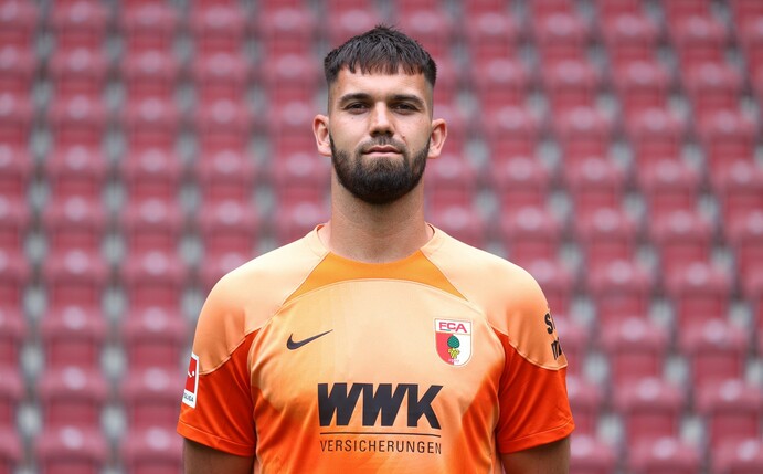 Denkt über seine Zukunft beim FC Augsburg nach: Torwart Tomas Koubek.